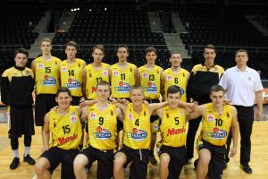 1998 m. gim. vaikinų komanda, treneris Dainius Bertulis